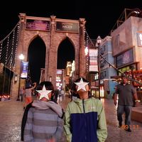 外観はユニーク。マジックショップ等もあり子供達も大喜び