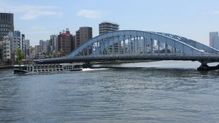 水色の美しい橋です