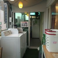 バルコニーを改造したキッチン。洗濯機もあります