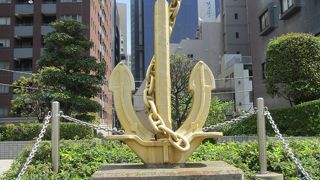 金色の錨が目印です