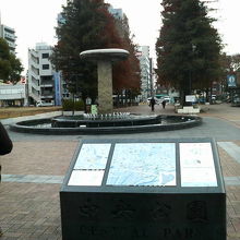 阪神尼崎駅の北口を出てすぐ前に広がる公園です。