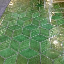 図書館の廊下　ずっと見ていると3次元に見えてきます