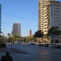 ホテルの前に大きな道路、交通便利な位置にある。