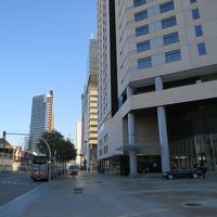 団体ツアーバスもホテル入口に横づけで、便利。