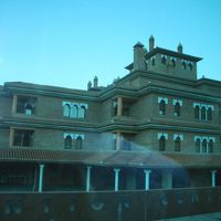 車窓からのパレスホテル、広いホテルでした。