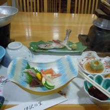 さしみ、焼き魚登場、この後、茶わん蒸し、天ぷらが