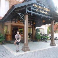 ホテル前で記念撮影