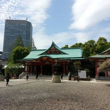 日枝神社の境内。後ろの高いビルが都会の真ん中ということを思い