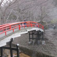 朱塗りの太鼓橋です