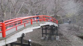温泉街の奥にある朱塗りの橋