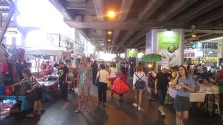 シーロム通りを封鎖