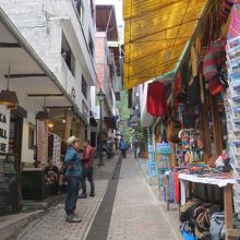 雨が降ったら滑って上には行けない　急な坂道