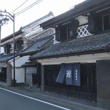 20数棟の店蔵が並びます