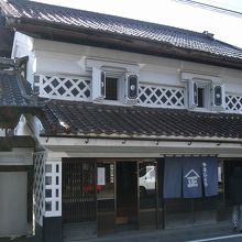 ナマコ壁の店蔵は、お店と住居が一緒です