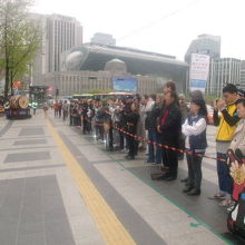 儀式中はロープが張られ、観光客はそこから眺めます