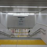 地下を歩いていると汐留駅だと