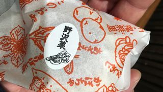 おやきを買う事ができます。多くのお店があるなあで、ここのおやきは外側の皮がぱりぱりでおいしさをひきだたせてくれるそんなおやきです。