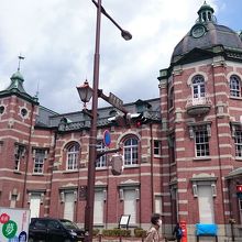 道路の反対側から撮影