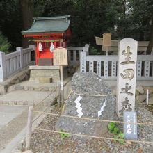 神社前に祀られているさざれ石