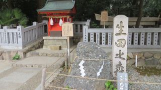 生田の森の前に祀られている