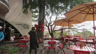 オープンテラスの気持ちの良いカフェ