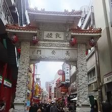 白亜の御門です。