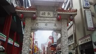 大理石を使用した美しい門。