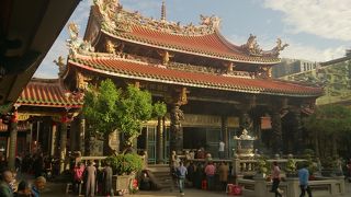 台北一有名なお寺。