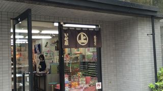 駅のそば、マンションの１階にあります