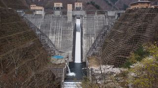 堤高８７ｍの重力式コンクリートダム