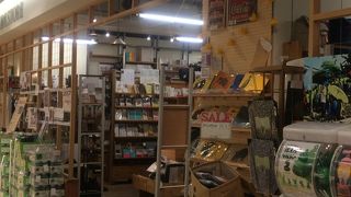 雑貨も本もカフェもあります