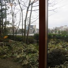 日本庭園、その向こうには「富山城」