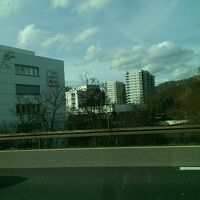 中央にあるのがホテル