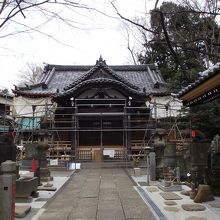 境内工事中の本堂など