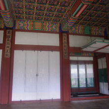 内部も派手な天井の装飾が印象に残りました