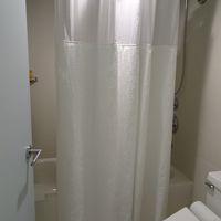 ドアのすぐ脇にトイレで大柄な人なら特に狭い