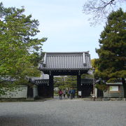 京都御苑の自然と歴史について紹介しています