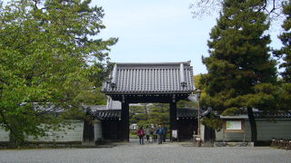 京都御苑の自然と歴史について紹介しています