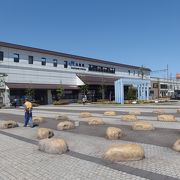 おおきなオブジェがある現代アートな駅前広場