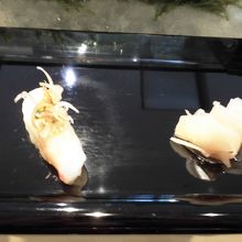 一個目のお寿司は白身魚､ミョウガとかぼすで食べます