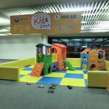 ドンムアン空港の搭乗待合区域にあるキッズコーナーです。