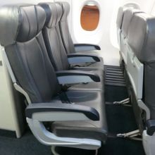 座席は足がやっと入るほどのシートピッチです。