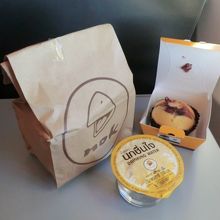 機内のちょっぴり軽食サービス。