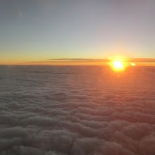 機内から眺めたアジアの夜明け。