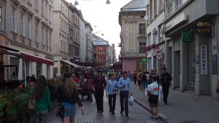 にぎやかな通り