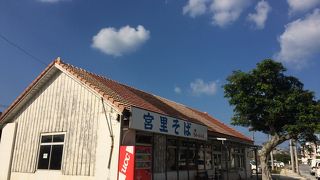 昔ながらの雰囲気のなかで味わう沖縄そば