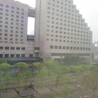 窓の外にリッツカールトンが見えます、いずれは利用したいです