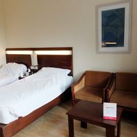 シンプルな客室、床はフローリング