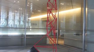 アーバンネット大手町ビルの1階、建物の外、南西側にモニュメントがあります