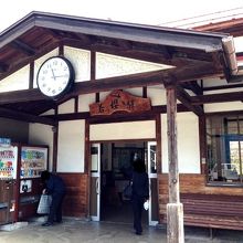 レトロな雰囲気の若桜駅。